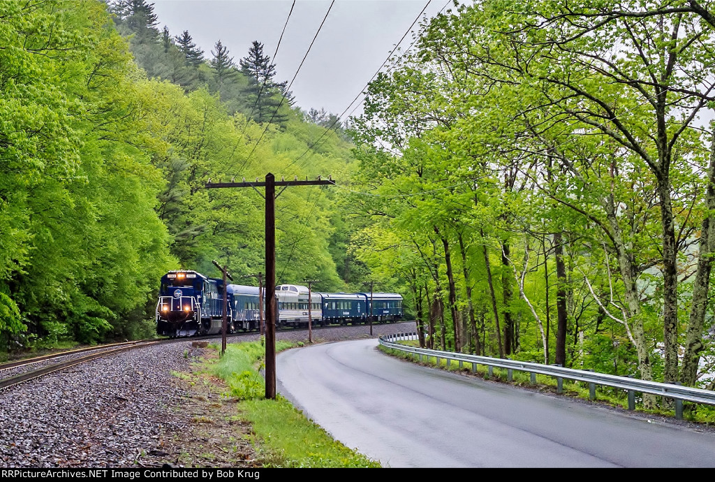 The OCS rolls westbound through Zoar